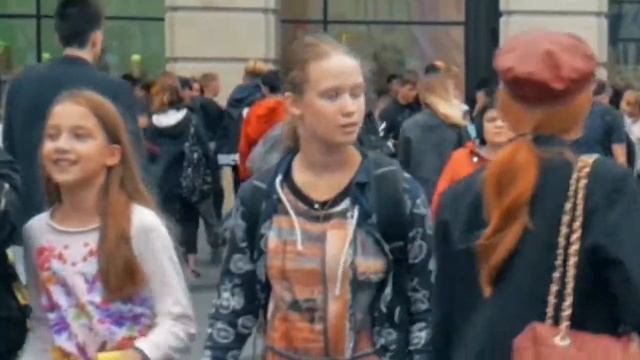 ПРАНК РЕАКЦИЯ ЛЮДЕЙ НА МОМО РОЗЫГРЫШ НАД ДЕВУШКОЙ смотреть онлайн