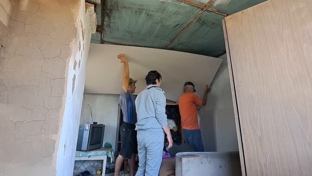 УСТАНОВИЛИ НОВЫЙ ПОТОЛОК В КОМНАТЕ У СЕРГЕЯ ? ОН БЕЗУМНО СЧАСТЛИВ . КАК ДЕЛА У ЛЮДМИЛЫ ? смотреть онлайн