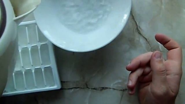 Как быстро достать кубики льда из формы смотреть онлайн