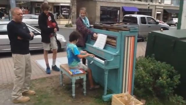 little boy walks up to random outdoor piano downtown... смотреть онлайн
