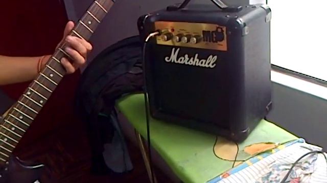 Prueba de sonido Amplificador Marshall MG 10 смотреть онлайн