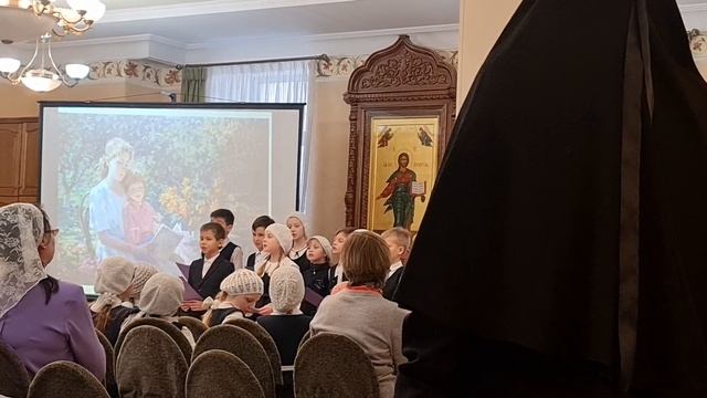 Детский хор исполняет песню о маме: "Нежная и ласковая мама" смотреть онлайн