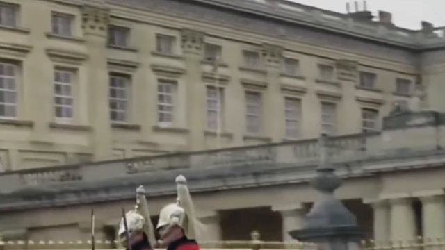 Boy climbs out of Buckingham Palace window смотреть онлайн