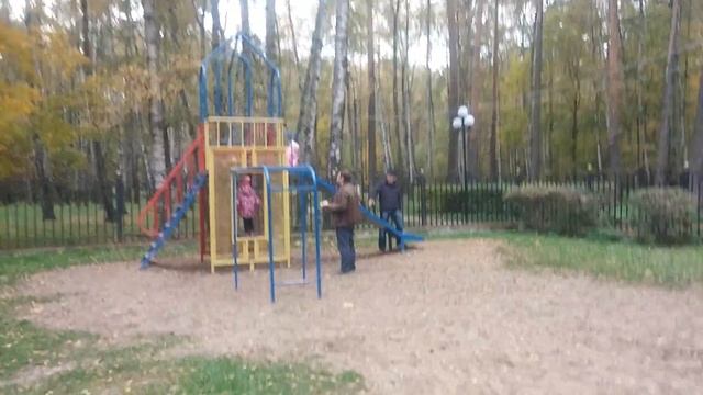В Ногинском парке на детской площадке(3) смотреть онлайн