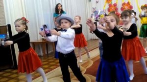 Трогательный  танец   для мам с фотографиями.