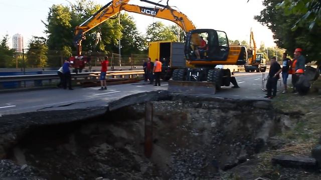 Провал асфальта на улице Борщаговской в Киеве смотреть онлайн