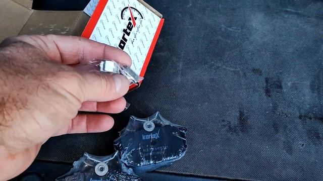 Замена задних тормозных колодок на авто Мицубиси Каризма 2003 года. смотреть онлайн