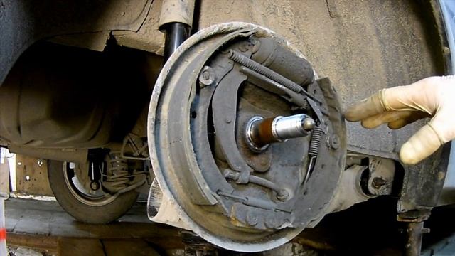 ЗАМЕНА ЗАДНИХ КОЛОДОК НА  РЕНО ЛОГАН, САНДЕРО, ЛАРГУС. REPLACEMENT OF REAR PADS FOR RENAULT LOGAN.