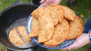 ЧЕБУРЕКИ сочные, хрустящие. НАСТОЯЩИЕ чебуреки В КАЗАНЕ НА КОСТРЕ. Рецепт ИДЕАЛЬНОЕ тесто.