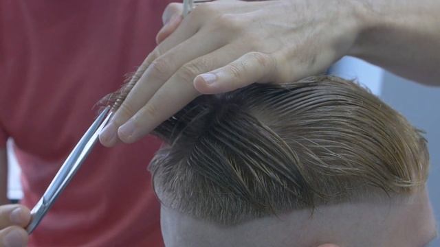 КАК ПОДСТРИЧЬ МУЖСКУЮ КРЕАТИВНУЮ СТРИЖКУ/HOW TO CUT MEN'S CREATIVE HAIRSTYLE/HAIR TUTORIAL смотреть онлайн
