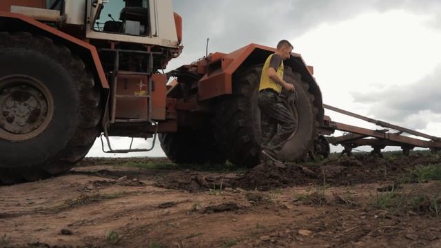 Финальные дни пахоты. Сломалась навеска на кировце. смотреть онлайн
