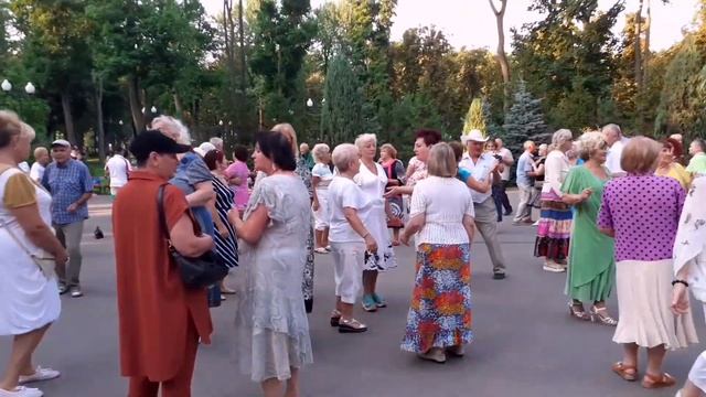 КОХАННЯ ЗОЛОТО! СЧАСТЛИВЫЕ МОМЕНТЫ ИЗ ПАРКА ГОРЬКОГО ХАРЬКОВ смотреть онлайн