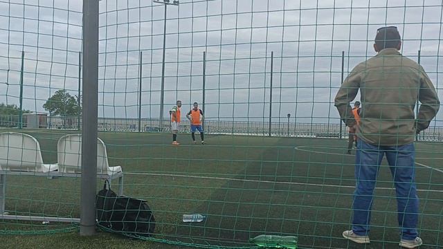 Прогулка возле мини стадиона. смотреть онлайн