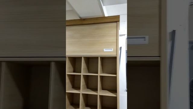 Изготовили стеллаж из ЛДСП со вставками из шпонированного МДФ. Мебель в Иркутске.486666.рф смотреть онлайн