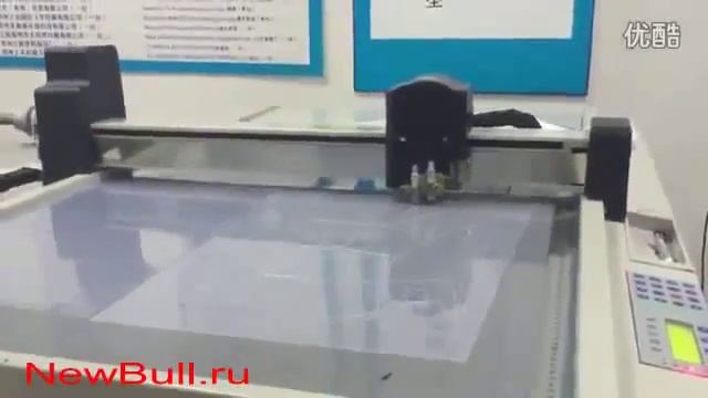 Планшетный режущий плоттер DCZ в процессе создания коробки из ПВХ пленки серии PP PET, режущий плот смотреть онлайн