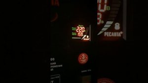 Работа стабилизатора напряжения Ресанта 13500, при включении нагрузки, проведение напряжения в сети