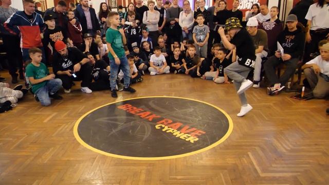 BREAK RAVE CYPHER 2019 - kids 1x1 - 1/8 final bboy Rich vs Вжик смотреть онлайн