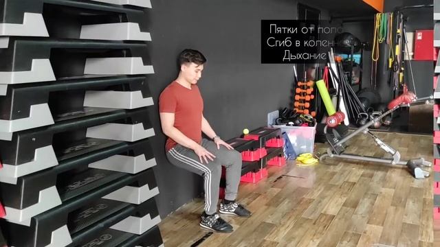 Стульчик у стены смотреть онлайн