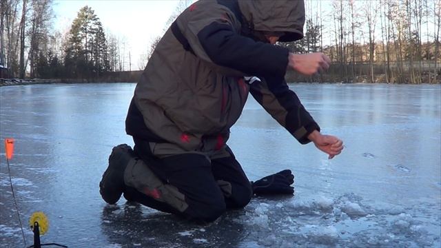 Щука не лезет в лунку! Так вот кто съел всех щук в этом пруду? Рыбалка на жерлицы 2020/2021 смотреть онлайн