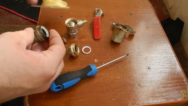 Из двух испорченных кранов делаем один рабочий смотреть онлайн