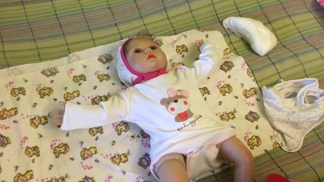 Утро с реборном Лили, кормим ,переодеваем,читаем сказку.Как мама. смотреть онлайн