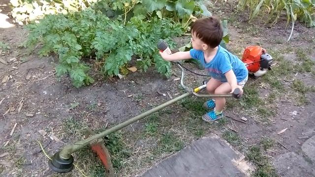 Сын осваивает мотокосу;) смотреть онлайн