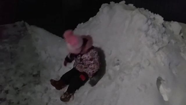 Зимние забавы.Вечерняя прогулка.Горки.Сугробы.Ватрушка.Детский канал. смотреть онлайн