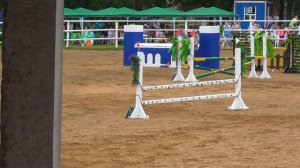 Конкур.  Девочка на арабской лошади преодолевает препятствия!