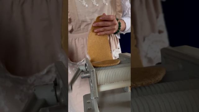 Цельнозерновая лапша с перетертыми томатами и сыром