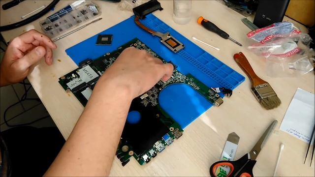 Апгрейд ноутбука в Броварах: Dell Inspirion 5720 - Разборка, чистка от пыли, замена процессора. смотреть онлайн