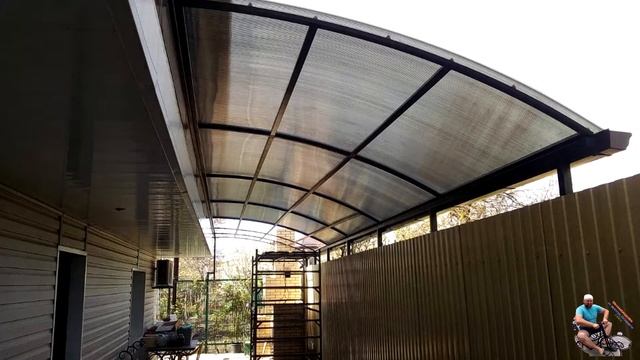 Навес полу дугой обшитый поликарбонатом.