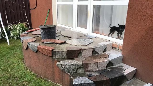 Облицовка лестниц специальной угловой плиткой из натурального камня - скандинавского валуна смотреть онлайн