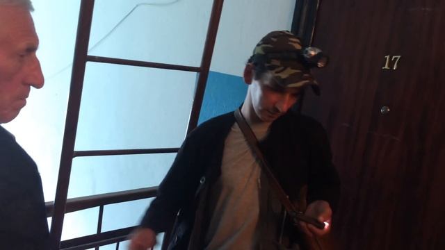 Как на мой взгляд придурковатый электрик пытался отключить квартиру от электроэнергии.... смотреть онлайн