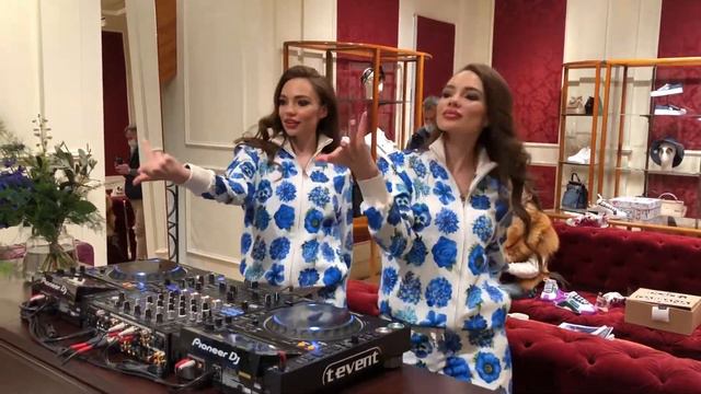 DJ TWINS PROJECT & D&G. Закрытый показ в Москве. смотреть онлайн