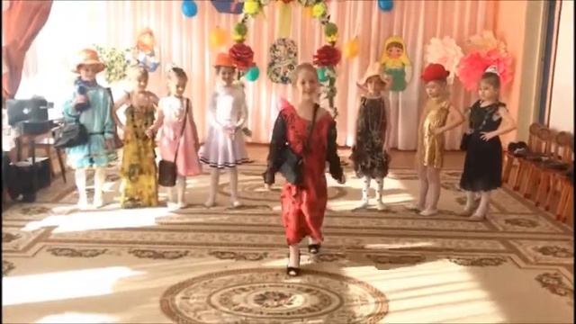 8 марта. Подготовительная группа №5. Дефиле. Я на мамочку похожей быть хочу! смотреть онлайн