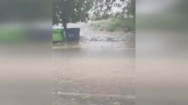 A hail the size of a chicken egg! UAE hit by hail and floods смотреть онлайн