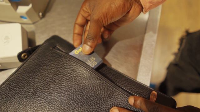 Zeze Kingston Ad for Amaryllis Hotel смотреть онлайн