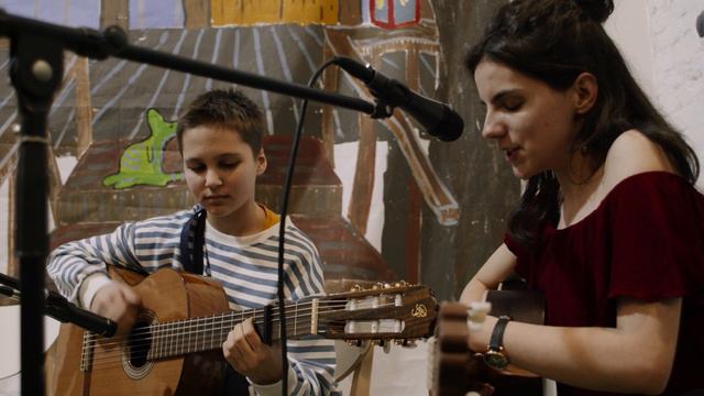 Маша и Тося - Звонок (КиШ cover) смотреть онлайн