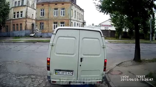 Когда засмотрелся в телефон. Люди зомби... смотреть онлайн