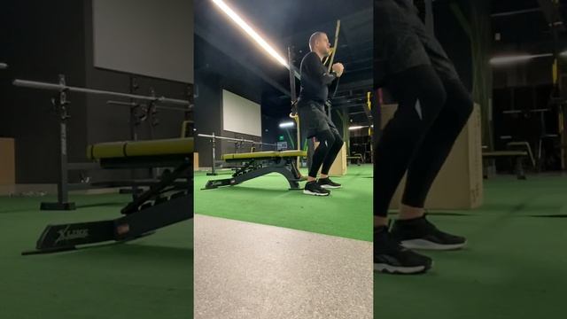 Присед с гантелей у груди на лавку смотреть онлайн