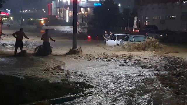 Спасение утопающих - дело рук ... Новороссийск 15-16 августа 2021 смотреть онлайн