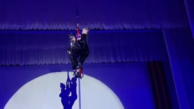 Жарикова Виктория, Мотина Мирослава - Воздушная гимнастика на бамбуке «Летучие мыши» смотреть онлайн