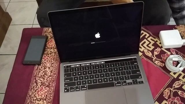 Unboxing MacBook Pro 13 Inci 8Gb RAM, 256 Gb SSD/Buka Kerdhus Megbug Pro 13 Inci 8Gb RAM, 256 Gb SS смотреть онлайн