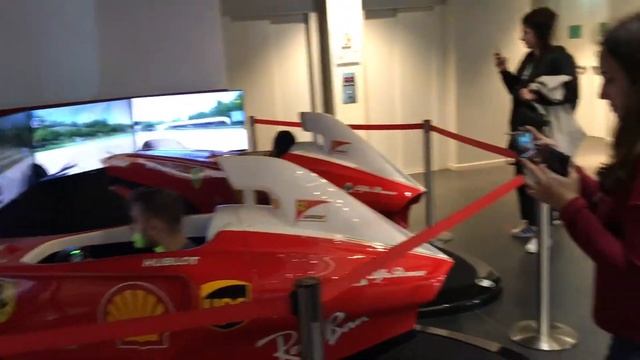 Симулятор формулы в магазине Ferrari в центре Милана. Италия. смотреть онлайн