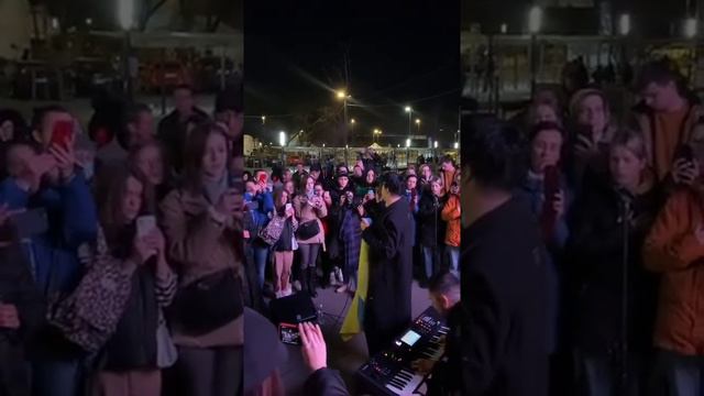 🎤 Певец из Одессы Константин Бочаров, известный как MELOVIN,спел гимн Украины во Львове.🇺🇦❤️