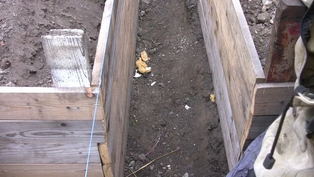 ФУНДАМЕНТ ДЛЯ ПРИСТРОЙКИ. РАСПЕРЛО КРАЯ. РОВНЯЮ ОПАЛУБКУ. смотреть онлайн