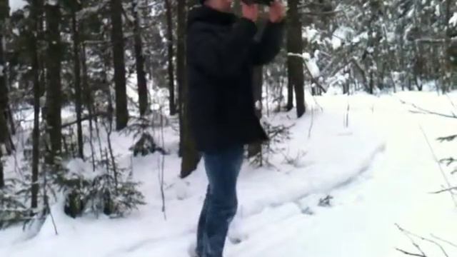 Парень в лесу делает это))) смотреть онлайн