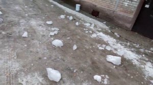 Огромная сосулька упала с крыши и раскололась на 100 частей