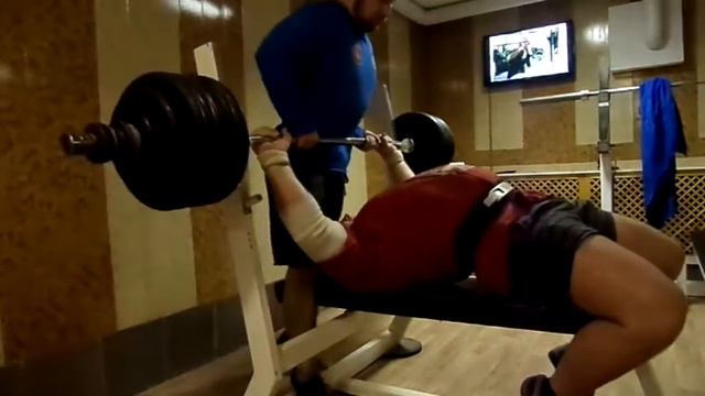 Андрей Гальцов жим лежа 200 кг на 9 раз / Andrey Galtsov Benchpressing 200kg x 9 смотреть онлайн