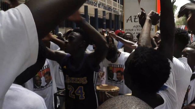 Жители Дакара приветствовали председателя Си Цзиньпина песнями и танцами смотреть онлайн